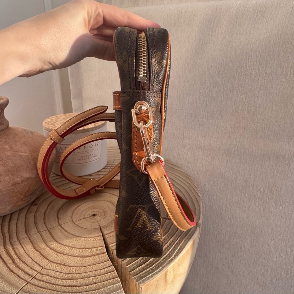 ✅AUTHENTIC✅LOUIS VUITTON DANUBE CROSSBODY BAG - Picture 7 of 14